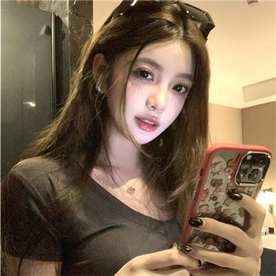 穿黄睡衣的女孩